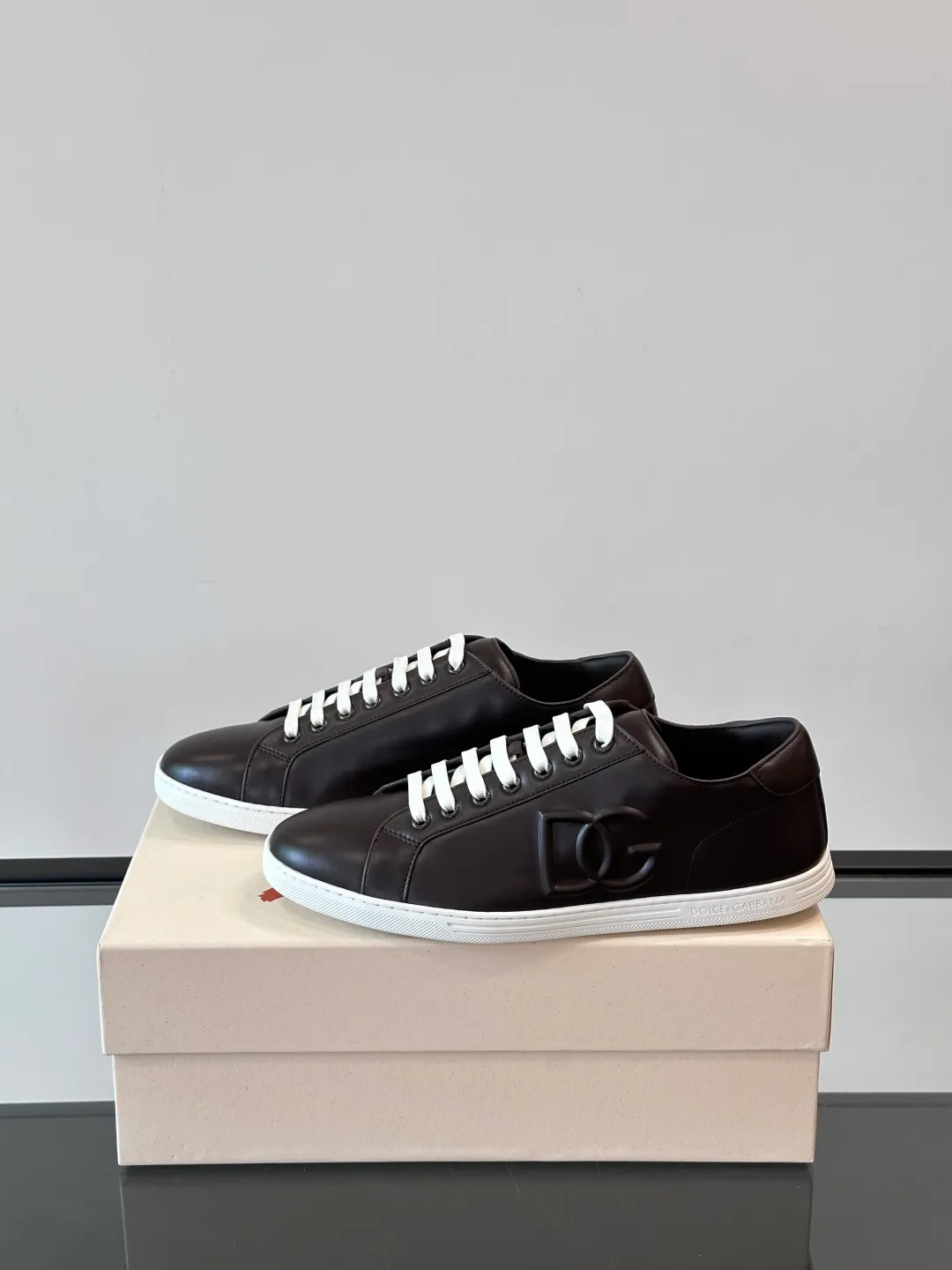 Men's shoes 💰p400 "DG" Dolce & Gabbana fashion casual shoes, high-end boutique men's casual sports shoes! Imported first layer cowhide. The contrasting color design attracts the eye, and the brand logo decoration on the tongue is exquisite and luxurious, super A level! Compared with the genuine product at the counter, the version is no worse at all! size: 38-44 (45 customized)